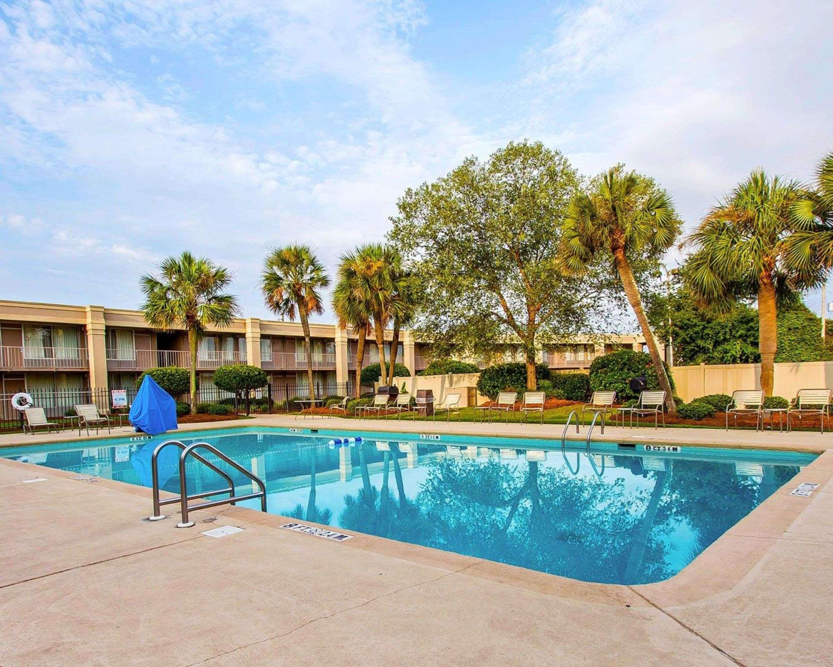 Clarion Inn & Suites Dothan South Exterior photo
