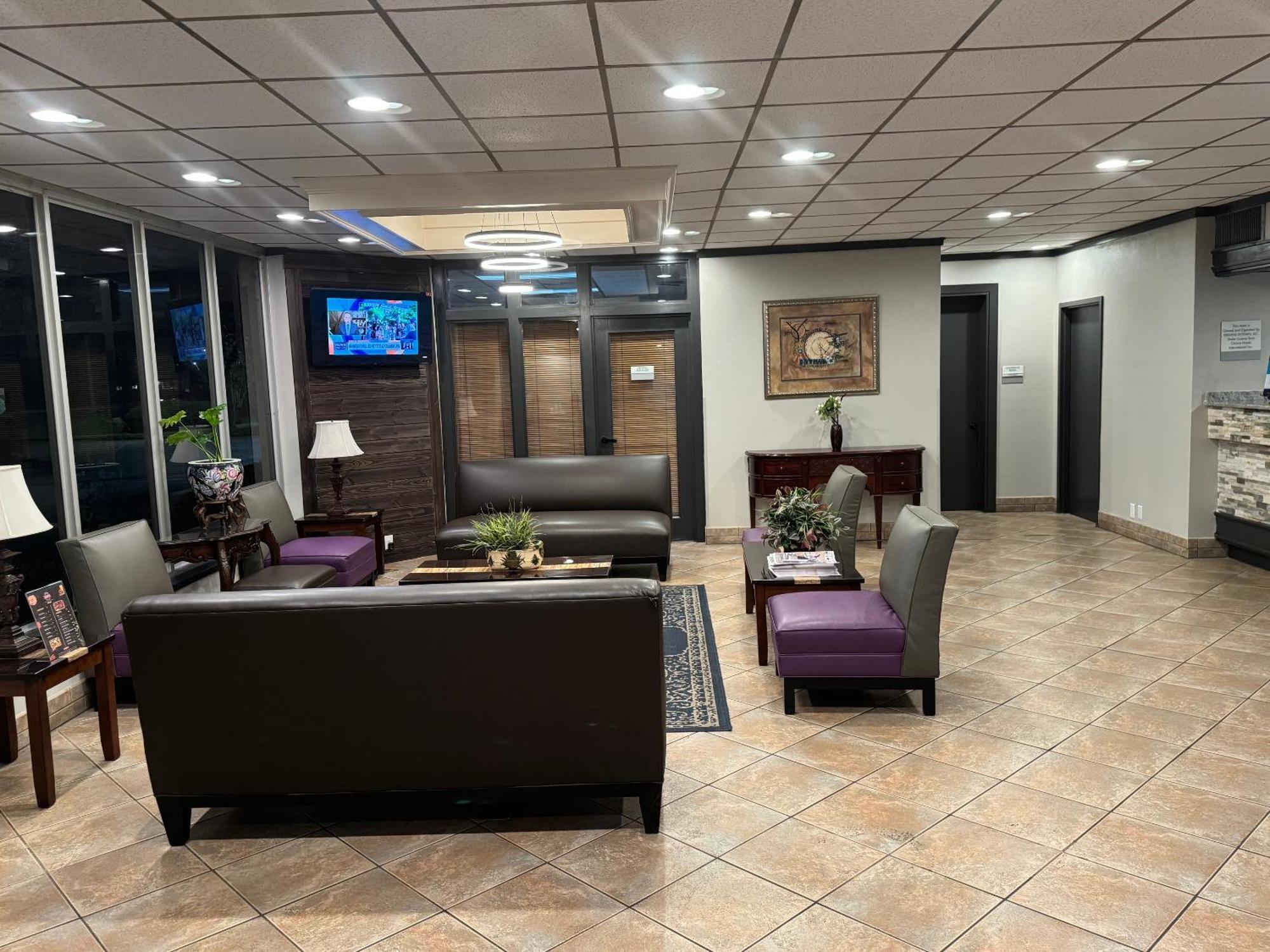 Clarion Inn & Suites Dothan South Exterior photo